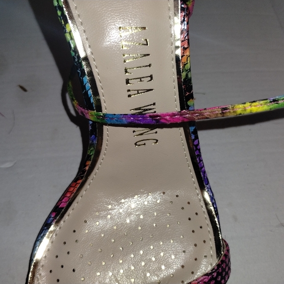 Multiple pairs of women's shoes - Picture 12 of 16